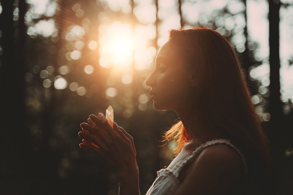 La cara de una persona meditando al amanecer