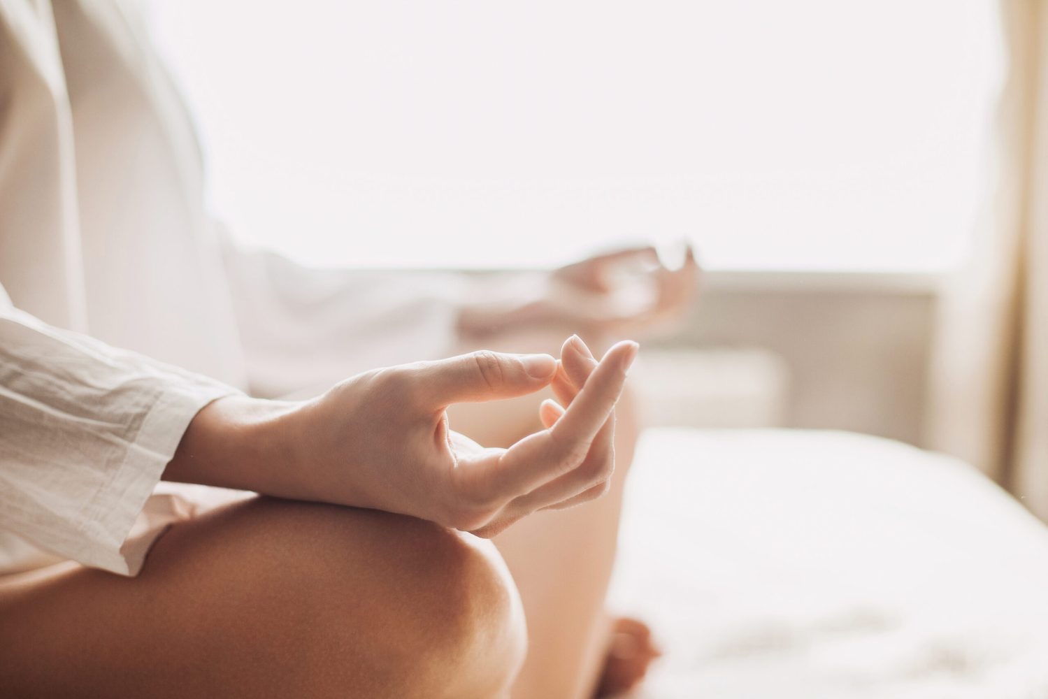 Una persona meditando